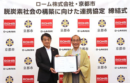 The Signing Ceremony Mr. Daisaku Kadokawa, Mayor of Kyoto City(right) ROHM President Isao Matsumoto (left)