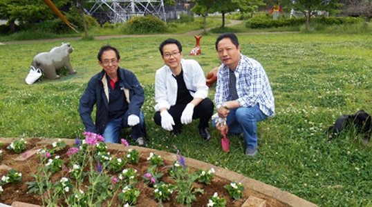 Participating in the -Flower planting- Activity of Neighborhood Association